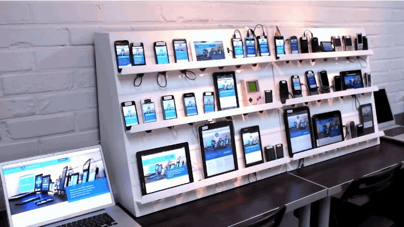 Kuva useasta älypuhelimesta ja laitteesta, joiden ruudut päivittyvät browserSyncin avulla